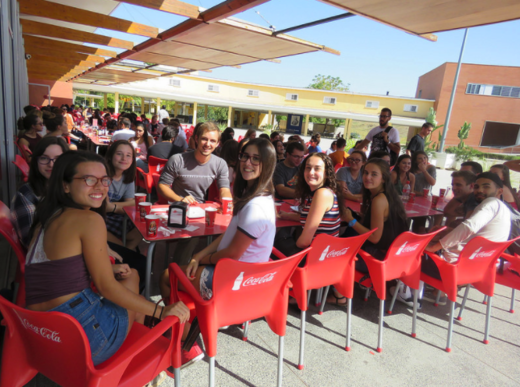 The UPO campus has cafés where you'll meet hundreds of students